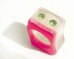 RING AUS ACRYL GEEIST MIT GLASSTEINEN