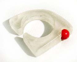 RING AUS PLEXIGLAS GEEIST MIT KORALLENSTAMM