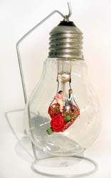 GLUEHBIRNENOBJEKT LOVE AND KITSCH MIT STAENDER.