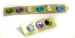 BROSCHE UND ANHAENGER AUS ALPACA UND GLASSTEINEN